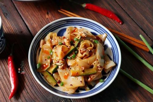 好吃的涼皮最詳細(xì)的一種做法照著這個(gè)方法做涼皮爽口不干裂