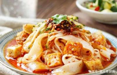 家鄉(xiāng)的涼皮,涼面,炸土豆,羊肉串等特色小食,看美食一條街